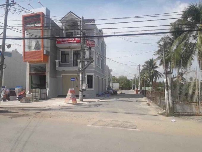 "Bán mặt tiền Lò Lu Trường Thạnh Q9 - Dtich 70,7m2 - Giá 5,8tỉ Thương lượng 25/4 này Đường lò lu chính thức khởi công mở rộng 30m. Khách mua chờ sóng."