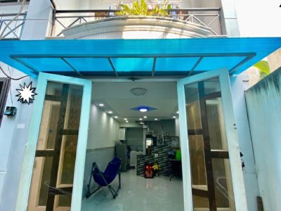 "Bán nhà hẻm/76/9 phạm văn chiêu, p14, quận gò vấp, tphcm. Diện tích 3x8 nở hậu 3,25m đúc 1 tấm, 2PN, 2WC, nhà sạch sẽ dọn vào ở ngay luôn. Hướng Đông nam Hẻm trước nhà 2.1m, cách hẻm xe hơi 10m. Gần trường học Lê quý đôn- huỳnh văn nghệ... Giá 2,350 tỷ."