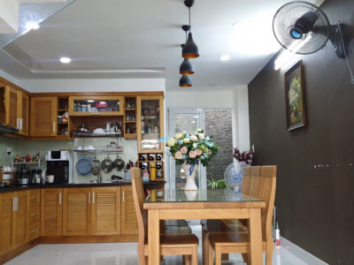 "Bán nhà 4/ ngay Khu Y Tế Kỹ Thuật Cao Hoa Lâm khu Tên Lửa ,diện tích ngang 6 dài 10 m ,vuông vức ko lộ giới ,nhà 1 trệt 2 lầu đúc thật ,gồm 3 phòng ngủ ,4 wc ,phòng khách ,nhà bếp ,sân thượng ,nhà đẹp ,thoáng mát ,sạch sẽ ,hẻm 10m rất lớn ,hai xe hơi né nhau ,xe tải ,xe công vô vi vu ,có thể kinh doanh buôn bán nhỏ hoặc ở thì quá tốt Giá : 5.2 tỷ"