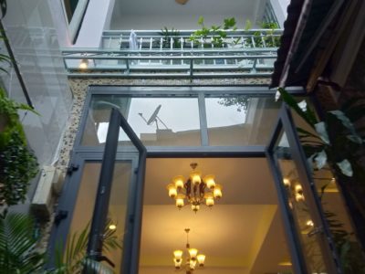 "Nhà bán 3 tầng mới xây đường Nơ Trang Long, P12, Q. Bình Thạnh, Diện tích: 45 m gồm sử dung riêng 40m Sân chung 5m Kết cấu: Bê tông cốt thép kiên cố, xây đầu năm 2020, một trệt, 2 lầu, 4pn, 3wc, có sân vườn và cả sân thượng. Kiến trúc mở, hiện đại, không gian xanh thống mát với cây cối và hòn non bộ, nội thất chuẩn biệt thự cao cấp Khu vực an ninh, yên tĩnh, hẻm 3 gác, có sân chung dành cho hai nhà nên tăng cường an ninh, gần phòng Csgt Bình Thạnh, chợ Phan Văn Trị. Một không gian sống phù hợp với gia đình đông con, nhiều thế hệ, phù hợp với xu thế làm việc tại Nhà, nhà này đúng là ở nhà hoài không chán, một căn nhà cho ai yêu thích sự yên tĩnh, có cây có lá, có cá có hoa...