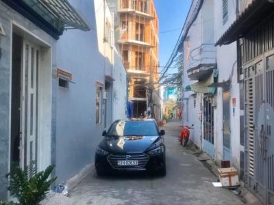 "Giảm chỉ còn 3,8 tỷ Nhà chính chủ chưa qua Kd Hẻm xe hơi vô nhà Khu dân trí cao an ninh tốt hàng xóm thân thiện ko ngập ! Hướng đông Bắc Dt : 4m x13m đúc 1 tấm Gồm 3 PN 2wc phòng giặt ban công phơi đồ rộng rãi - phòng khách để dc xe hơi Đặc biệt có 1 phòng ngủ tầng trệt phù hợp cho người lớn tuổi Hiện đang cho thuê HD hết tháng 6 ! Đc : 25//7 Bùi Quang là p12 gv